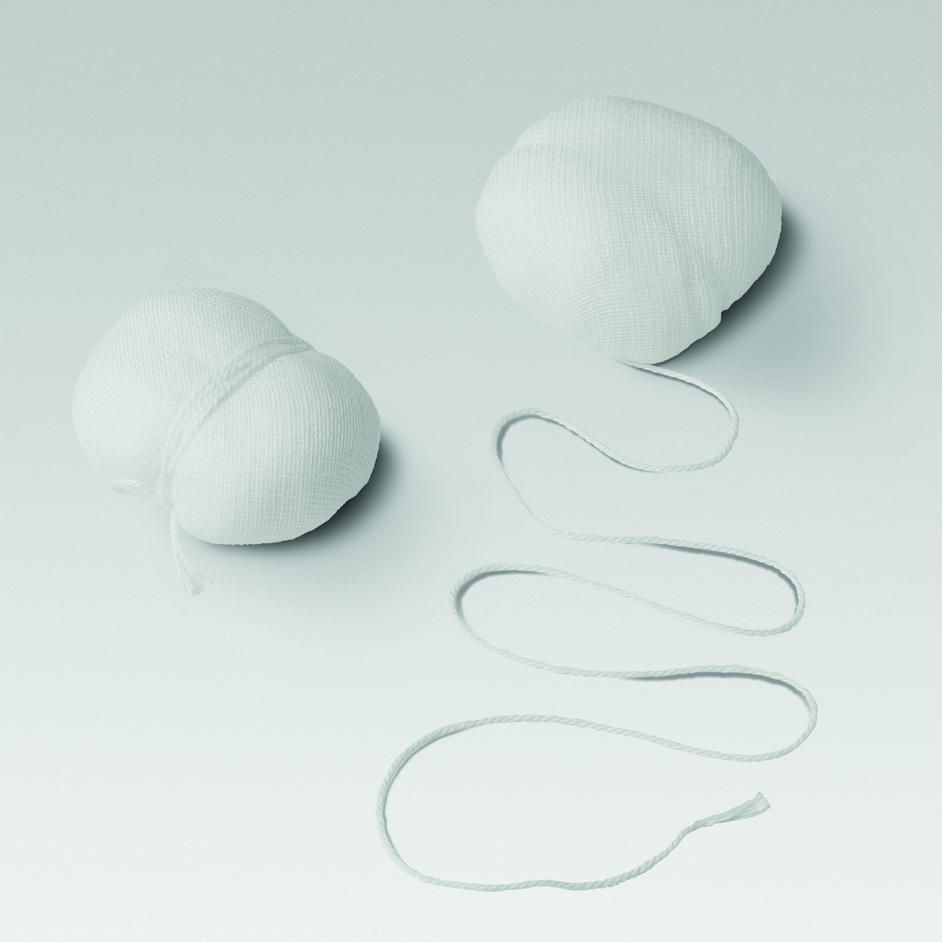 Watteball, 4 Gramm, steril à 1 Stück  mit aufgerolltem Faden einfach verpackt